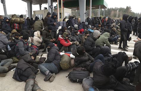 Teminė nuotrauka: migrantai prie sunkvežimio