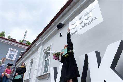 Nuotrauka su Vilniaus verslo kolegijos pastato fasadu ir studentų bendravimu