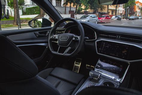 Audi A6 interjeras su moderniais jutikliniais ekranais