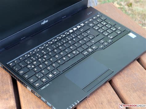 Fujitsu Lifebook A555 akumuliatoriaus keitimo instrukcija