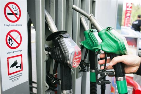 Automobilio kuro pildymas degalinėje