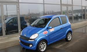 Taksi automobiliai miesto gatvėje