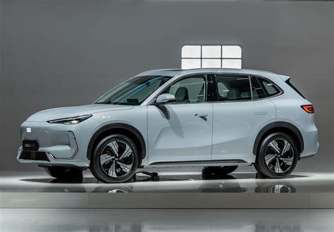 Volvo ir Geely Auto atstovų susitarimo pasirašymo momentas