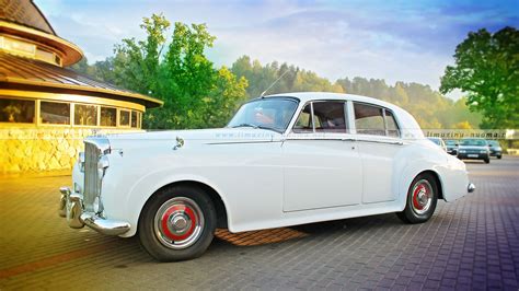 Teminė nuotrauka: retro automobilis vestuvių aplinkoje
