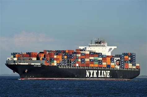 Teminė nuotrauka: konteinerinis laivas arba logistikos centras