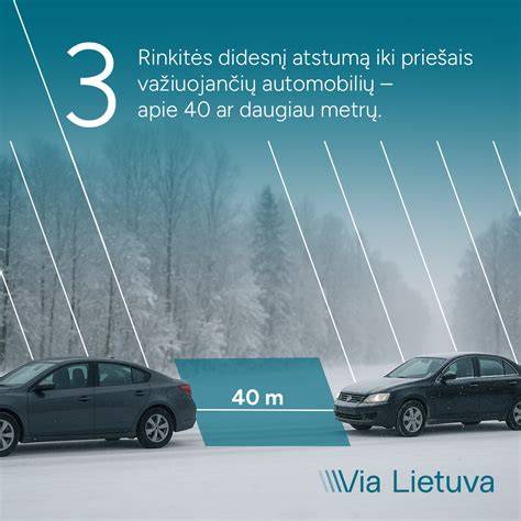 Tematinė nuotrauka: mergina, stovinti prie kelio ir bandanti sustabdyti automobilį