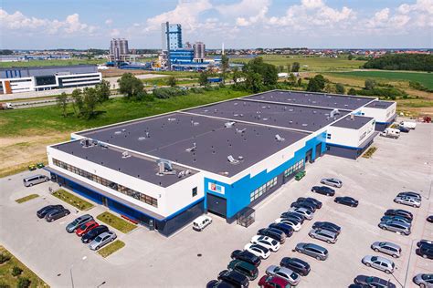 automobilių perdirbimo gamykla su metalo presu ir atskirtais komponentais