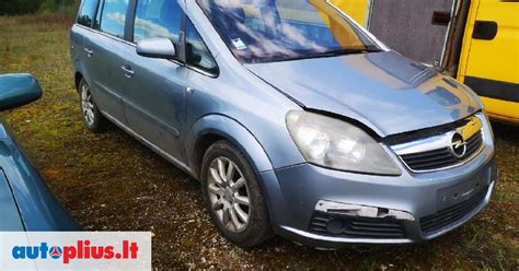 Tematinė nuotrauka: Opel Zafira A automobilis lyjant