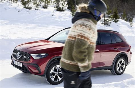 Tematinė nuotrauka: galinis automobilio stiklas su šildymo elementais