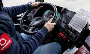 Automobilio vairuotojas, stverianti vairą sprogus padangai, su pavojaus signalais fone