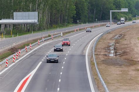 Vairuotojų instruktoriaus aiškinimas prie sunkvežimio kabinos