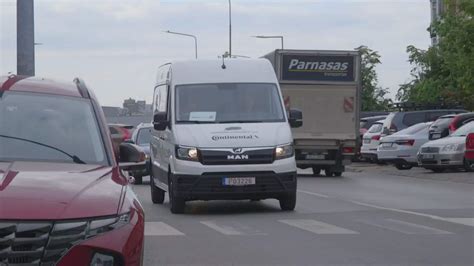 Teminis lengvojo komercinio automobilio (furgono) vaizdas mieste