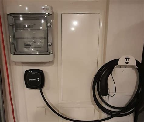 Elektrinio komercinio furgono, prijungto prie įkrovimo stotelės, vaizdas
