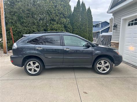 Lexus RX 400h interjero ir eksterjero nuotraukų koliažas
