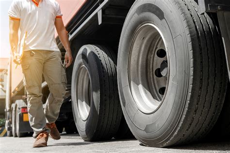 Nuotrauka, iliustruojanti degalų vagystės pasekmes arba „Girtekos“ vilkiką su pažeidimais