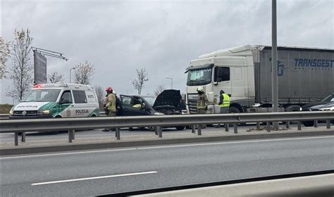 Vaizdas iš sunkios avarijos vietos, kurioje susidūrė „Volvo