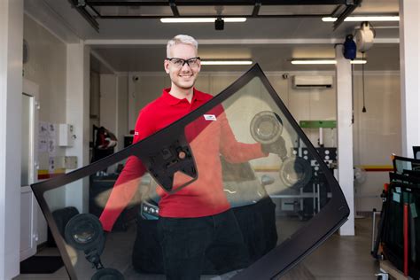 Automobilio stiklo pažeidimų pavyzdžiai ir remontas