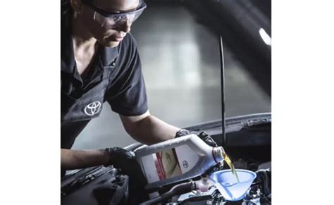 Autoserviso meistrų komanda dirbanti prie Toyota variklio