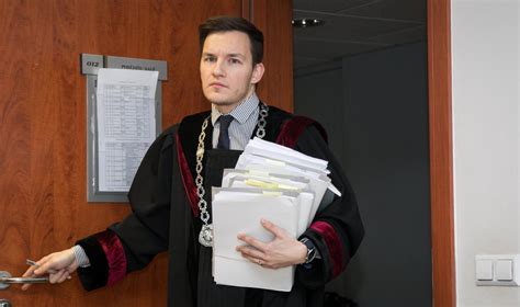 Teisėjas, nagrinėjantis dokumentus teismo salėje