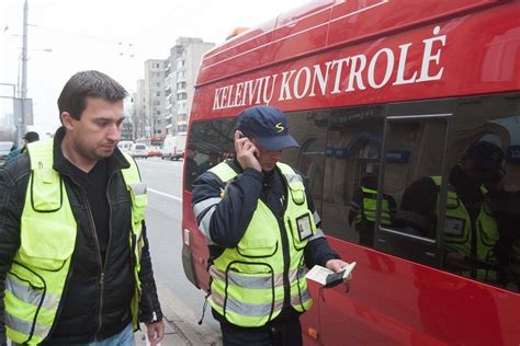 Kontrolierius viešajame transporte tikrina bilietus
