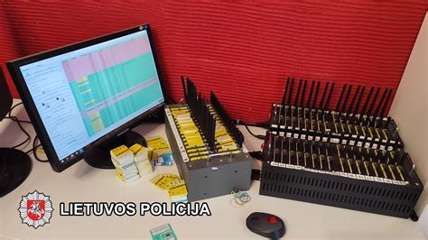 Perforuotų kortelių ir senovinio kompiuterio iliustracija