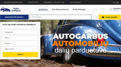 Tematinė nuotrauka: žmogus, ieškantis auto dalių kompiuteryje, fone - internetinės parduotuvės tinklalapis