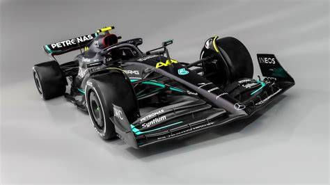Mercedes F1 bolidų pristatymo vizualinė medžiaga: spalvų deriniai ir dizaino elementai, simbolizuojantys įvairovę