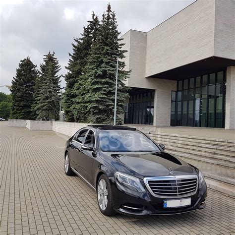 Prabangus Mercedes S-klasės automobilis