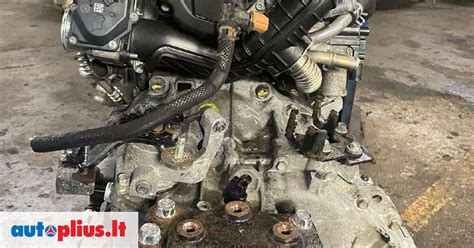 asortimentas naujų ir naudotų automobilių detalių, įskaitant kompresorius ir kuro siurblius