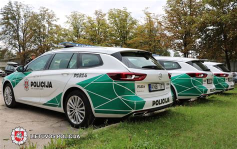 Policijos automobiliai avarijos vietoje