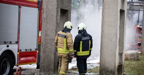 ugniagesiai gelbėtojai dirba avarijos vietoje
