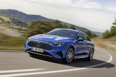 naujasis rusas prie savo Mercedes