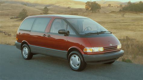Toyota Previa kelionėje, pabrėžiant erdvę ir komfortą