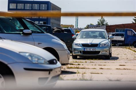 Teminė nuotrauka: ekspertas apžiūri apgadintą automobilį