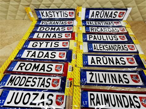 Akumuliatorių asortimentas parduotuvėje su kainų etiketėmis