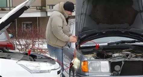 Vairuotojas bando užvesti automobilį su išsikrovusiu akumuliatoriumi
