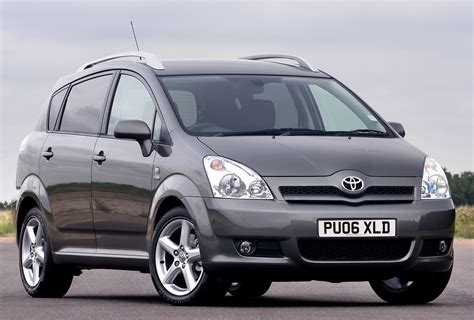 Schema, iliustruojanti skirtingų Toyota Corolla 2005 m. variklių (2.2 D-CAT ir 2.0 D-4D) tvirtinimo taškų ir jungčių skirtumus