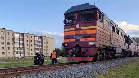 tematinė nuotrauka: krovininis traukinys bėgiais