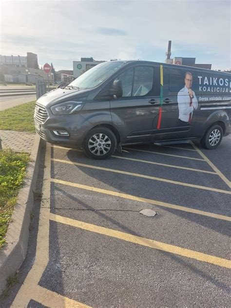 Teminė nuotrauka: pakaitinis automobilis parkavimo aikštelėje