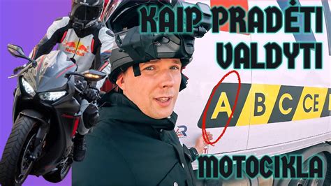 Motociklo vairavimo pamoka su instruktoriumi atviroje gatvėje, su instruktoriumi, važiuojančiu automobiliu iš paskos.