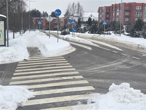 automobilis užvažiavo ant akmens