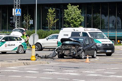 Sunkiai apgadintas automobilis po vilkiko