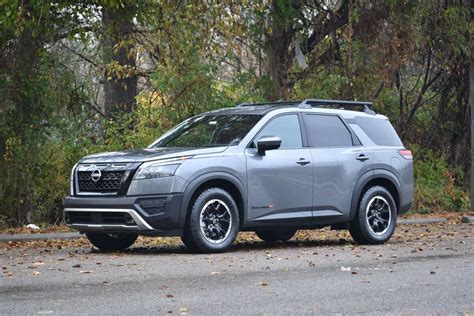 Teminė nuotrauka su Nissan Pathfinder mieste ar bekelėje