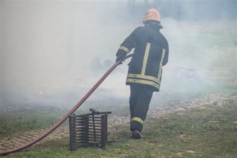 Ugniagesiai gesina didelį ūkinio pastato gaisrą