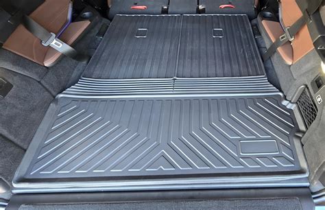 Diagram illustrating the raised edge of a trunk mat protecting against spills