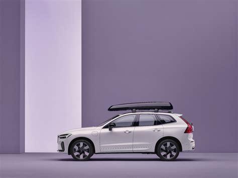 Volvo XC60 su krovinių laikikliu ir stogo bagažine