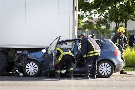 Policijos tyrimo vaizdas po avarijos, kuriame matomi du VW Passat automobiliai ir motociklas
