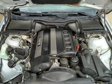 BMW E46 variklio skyriaus schema su radiatoriumi