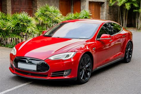 Kolekcija ikoninių automobilių nuotraukų: VW Beetle, Ford Mustang, Tesla Model S, Mini Cooper, Porsche 911, Fiat 500
