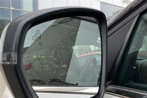Aklosios zonos iliustracija automobilyje